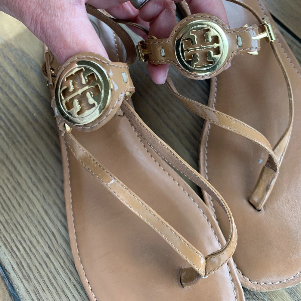 Tory Burch Nude Patent Leather Gold Logo Sandals Size 8